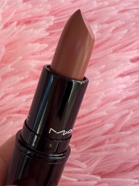 Mac Very Teddy  Love Me Silky Matte Lipstick BN